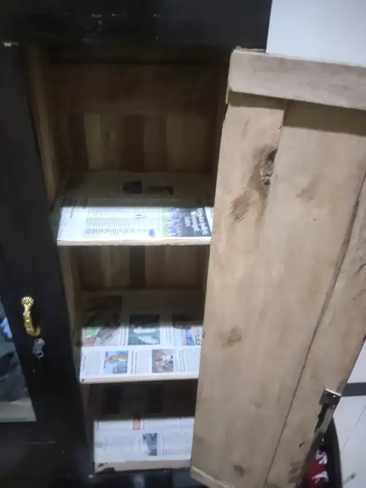 lemari kaca 2 pintu