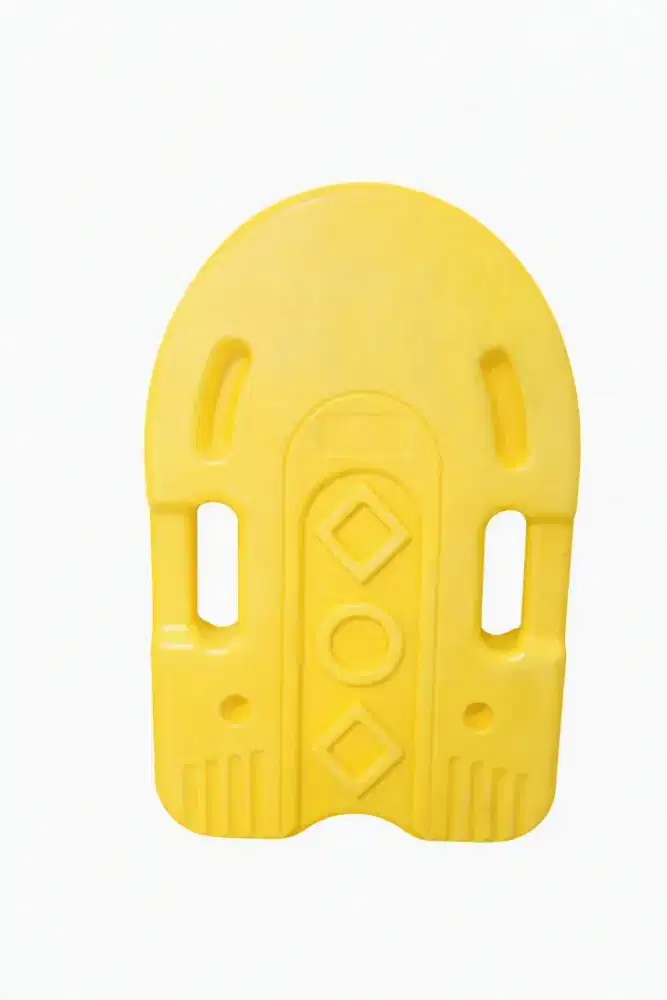 Papan renang foam kuning, ringan dan nyaman dipakai latihan kaki.