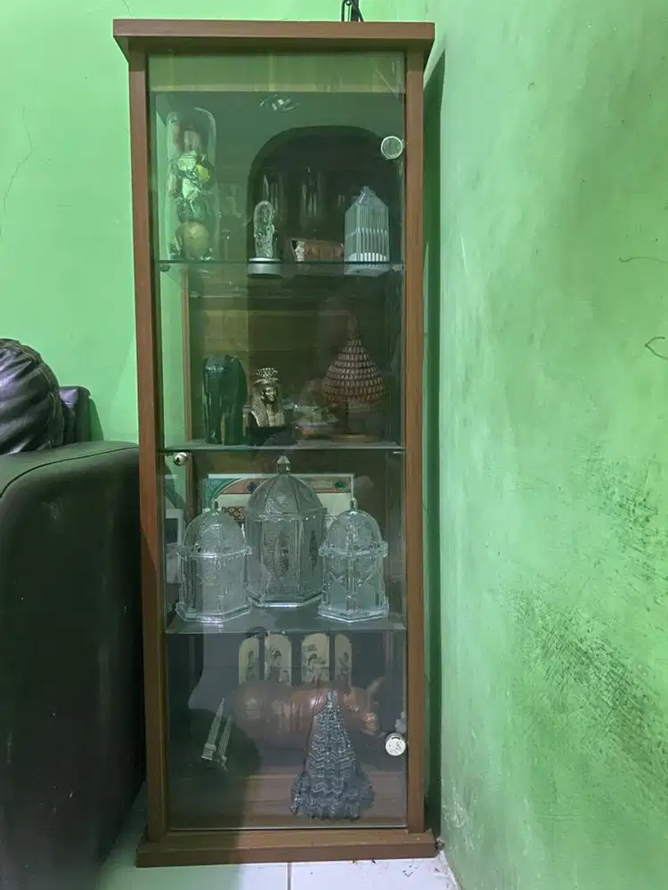 Lemari Pajangan Kaca 4 Susun – Kondisi Bagus, Harga Nego