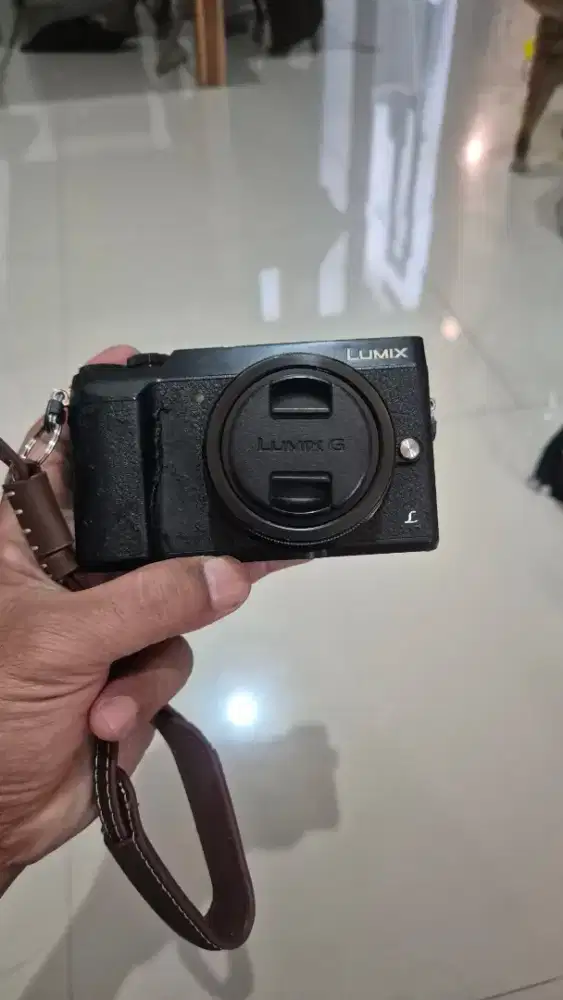 Panasonic Lumix GX85 dengan lensa kit