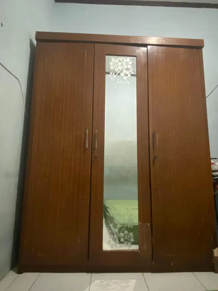 Diskon Lemari Pakaian Kayu Besar 2 Pintu, Ada Cermin Tengah