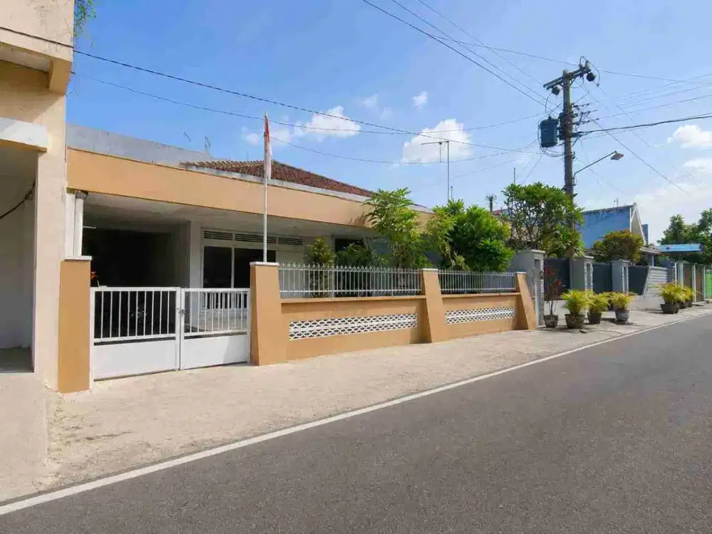 Rumah Luas Bisa untuk Kantor & Usaha di Laweyan