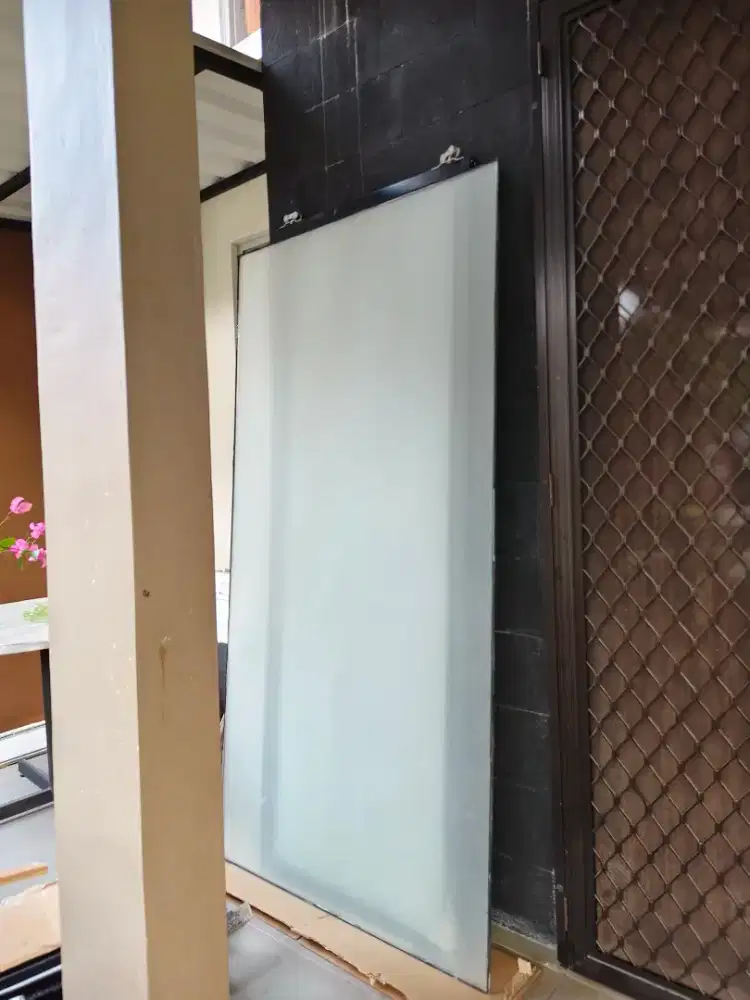 Kaca tebal bekas sekat toilet