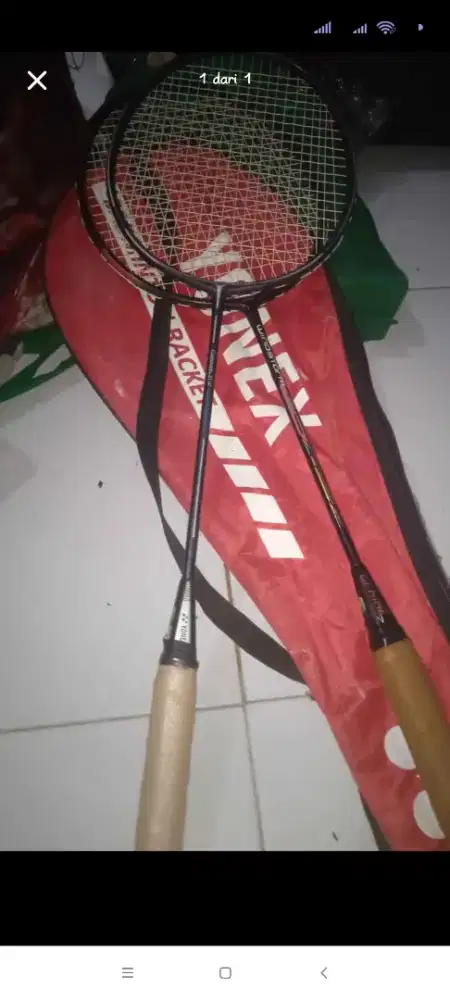 Dijual raket bulu tangkis bekas lecet pemakaian