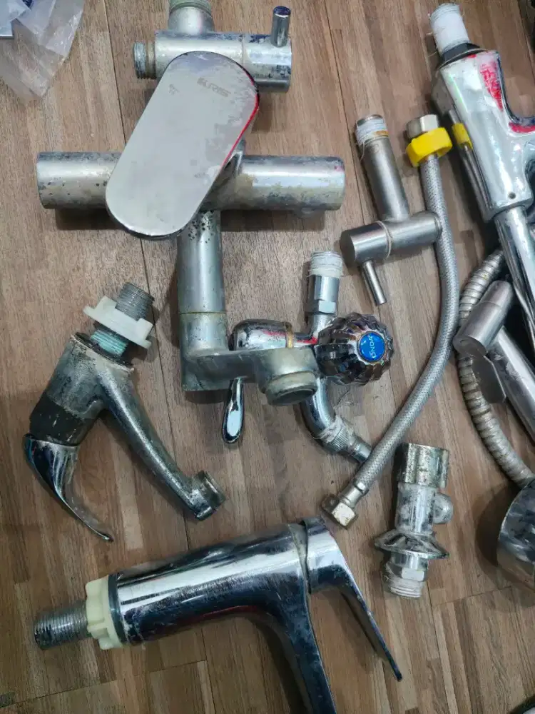 Dijual keran air. stop keran. Flexsibel shower. Masih bagus  normal