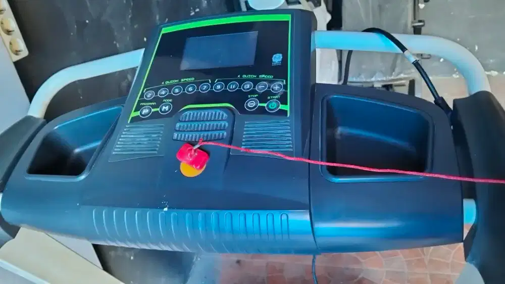 Alat olahraga fitnes gym. Treadmill elektrik