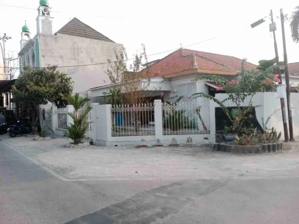 Rumah Luas Siap. Huni Bisa. untuk Kantor dan Usaha di Banyuagung Banjarsari Solo Kota