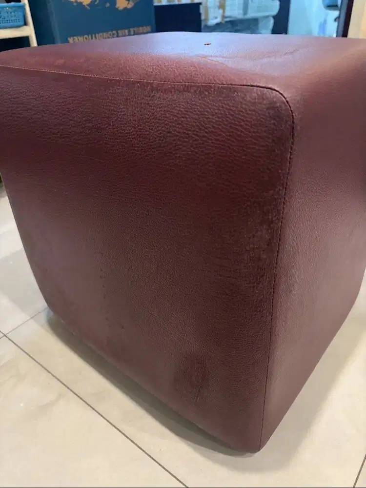 Kursi Puff / Ottoman Kotak JYSK Kulit Sintetis Burgundy - BNIB