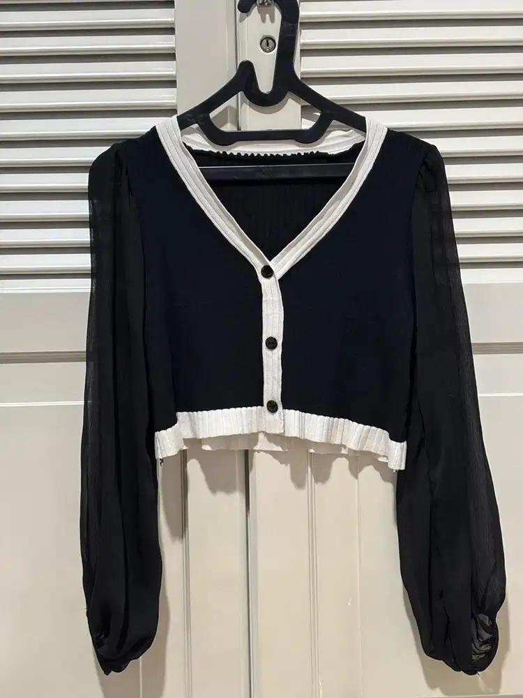 Preloved - Blouse Hitam dan Polo Hushpuppies size M