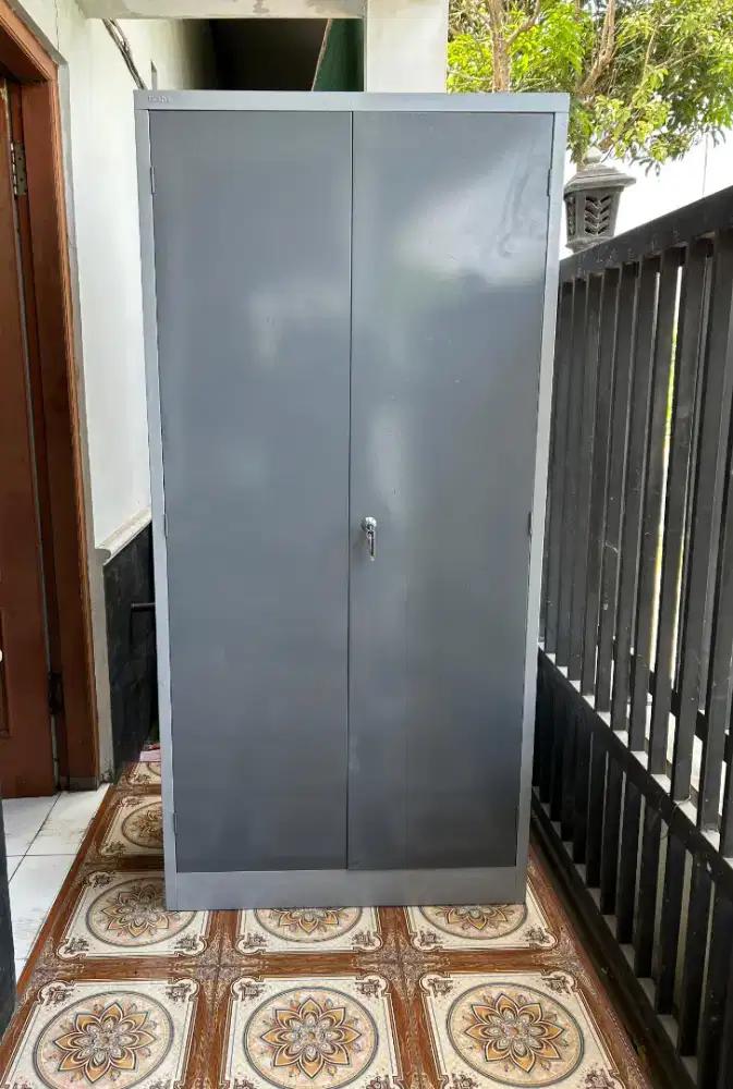 Lemari arsip besi