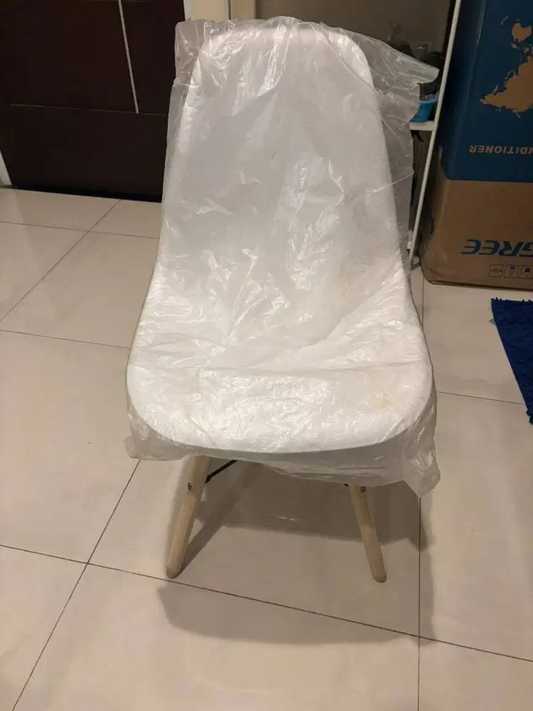Kursi Cafe / Kursi Makan Minimalis Model Eames Putih Kaki Kayu