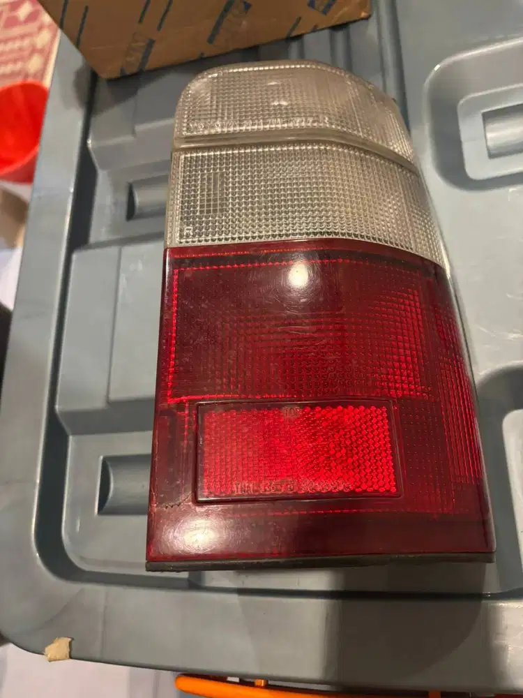 Stoplamp / Lampu Belakang Toyota Kijang Kapsul (2000-2002) RH Original