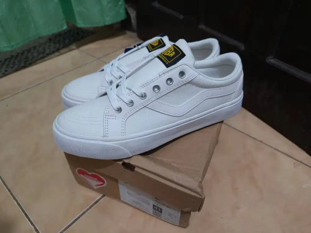Sepatu Ventela Low White Sz 41cm