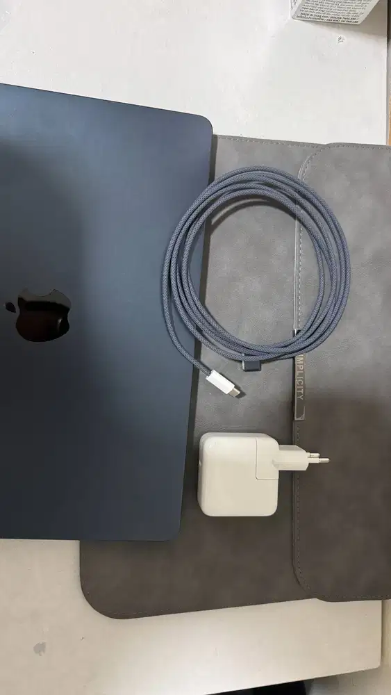 MacBook Air (13-inch, M4, 2025) 16/256GB iBox Fullset Mulus Like New.