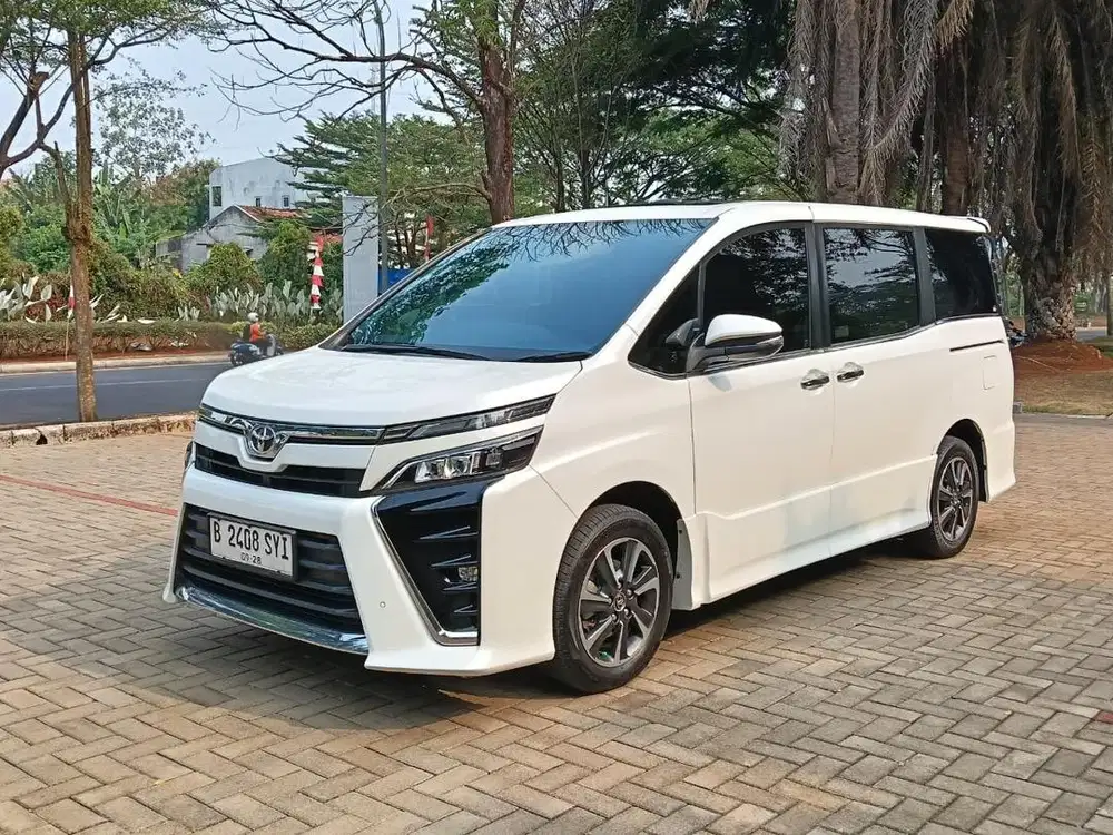 Toyota Voxy 2.0 Automatic 2018 Putih