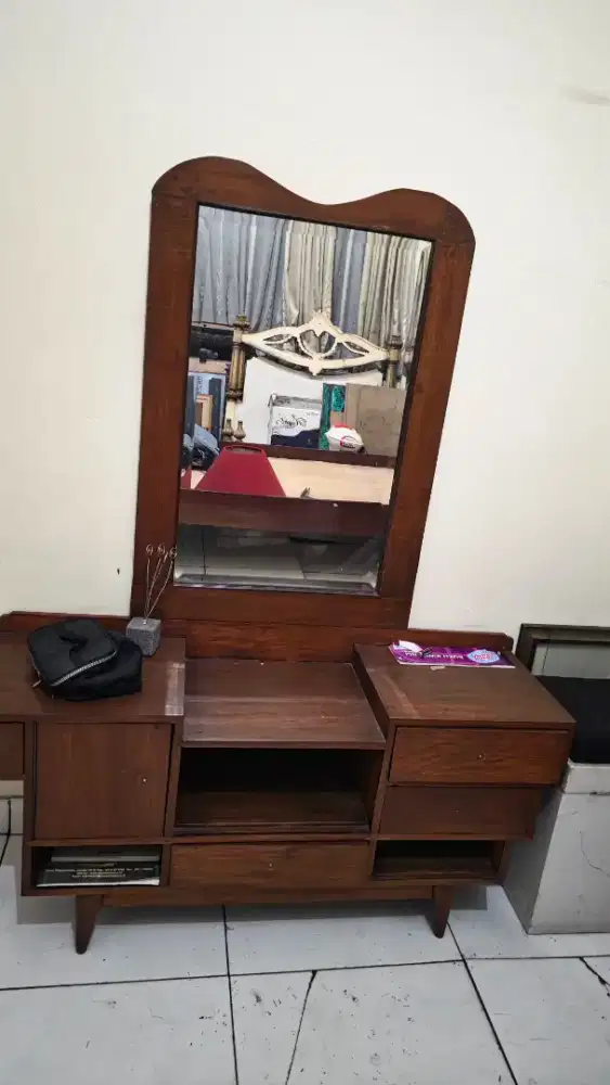Meja.rias dengan dua box di kanan kirinya