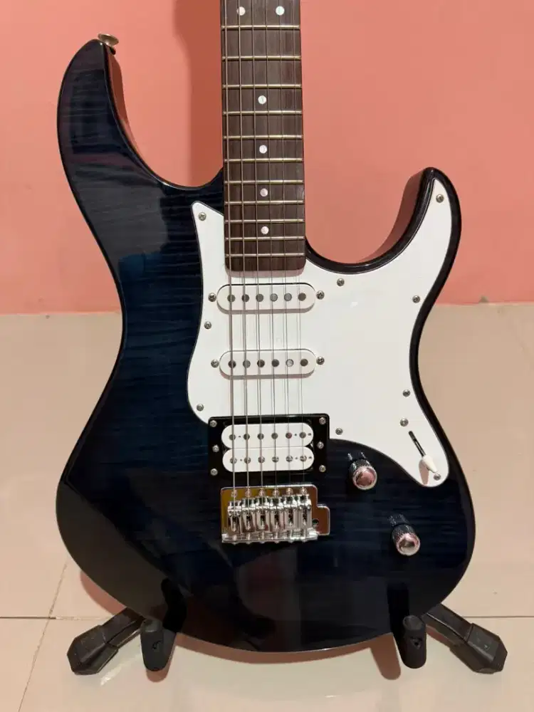 Yamaha Pacifica 212 VFM