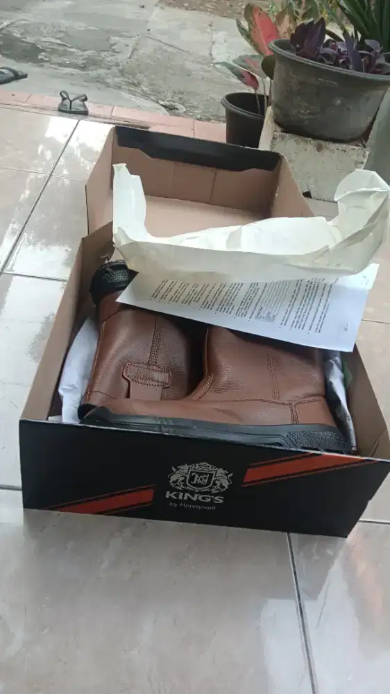 Sepatu safety second