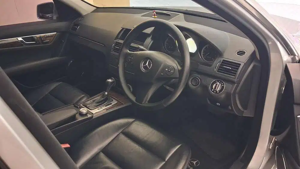 Mercedes-Benz C300 2010 Bensin