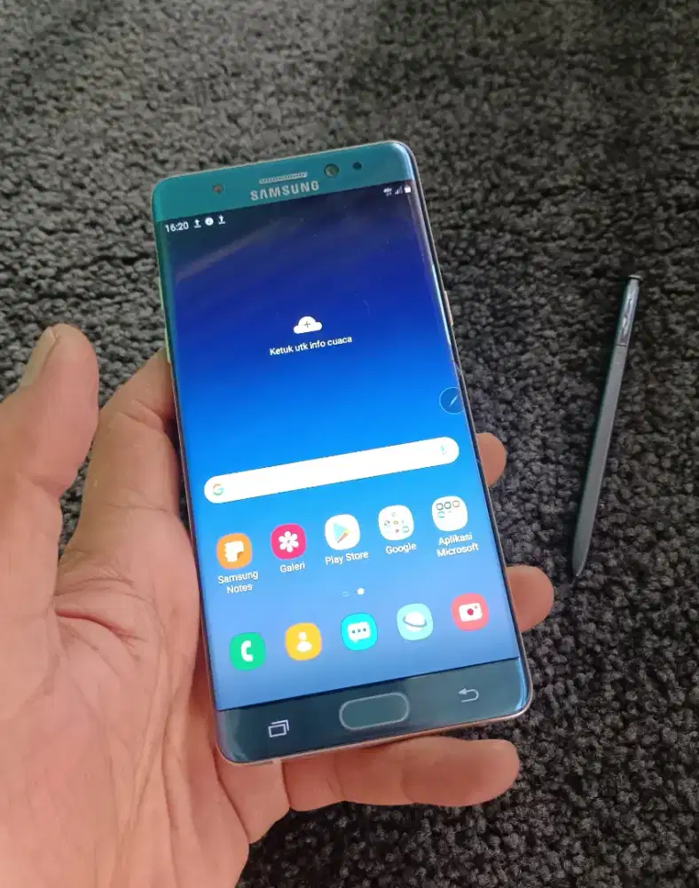 Samsung Note FE spen mulus minus retak kecil. Hp charger