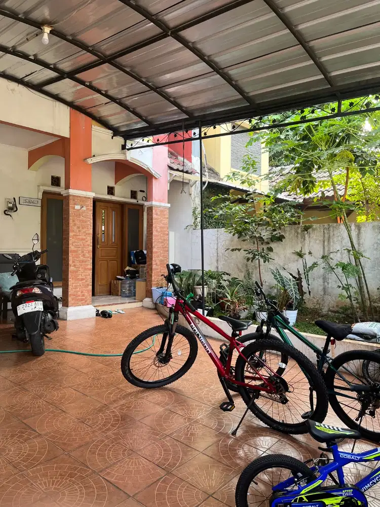 BU: Disewakan sebuah rumah di lingkungan strategis, aman dan nyaman