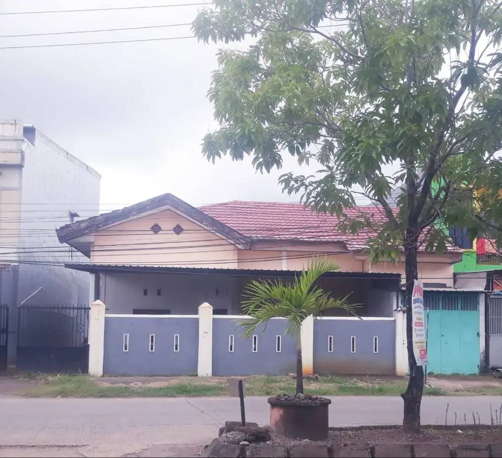 Dijual rumah tinggal. Ada kios yang sDengan halaman belakang yang luas