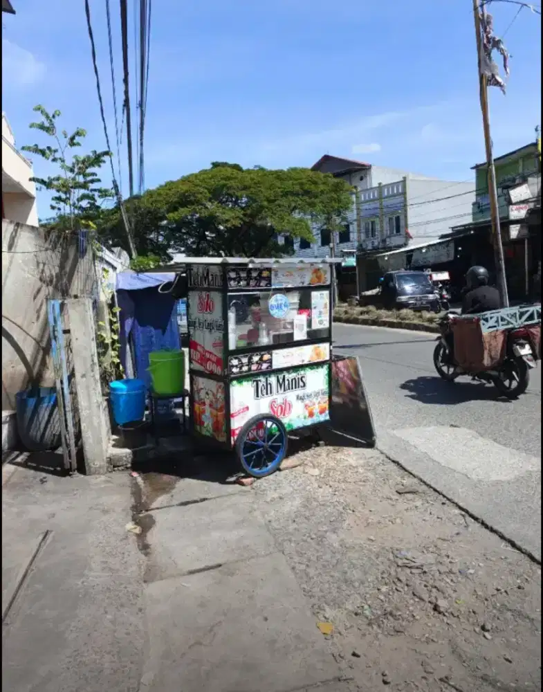 Menjaga kedai minuman es teh manis solo khas klaten