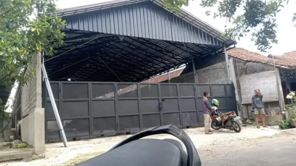 Pembuatan Gudang dan Kandang Ternak