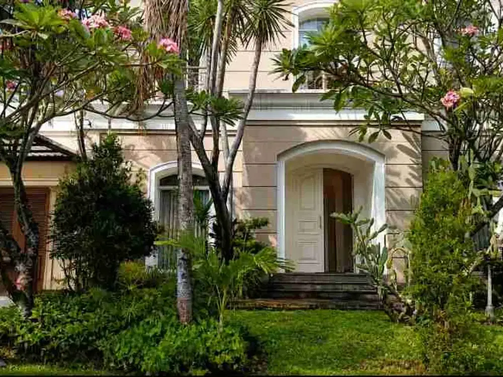 Rumah Full Furnished dengan Kolam Renang di Taman Golf Lippo Karawaci