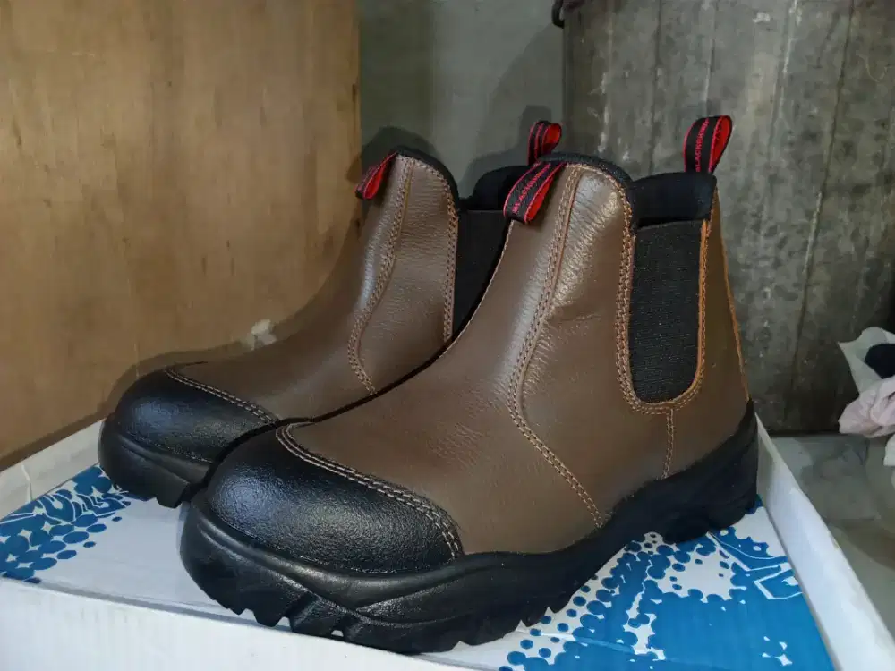 SEPATU SAFETY BLACKRHINO