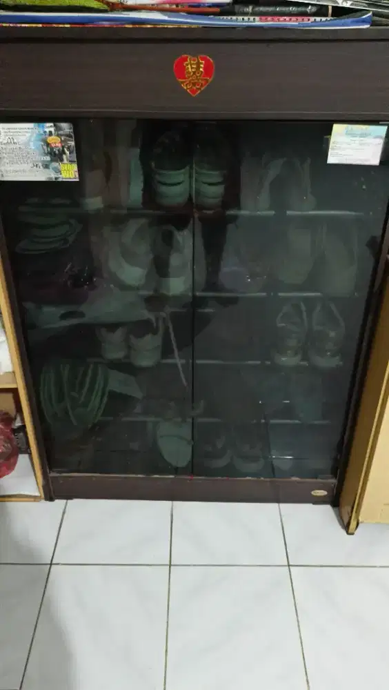 Rak Sepatu Tutup Kaca