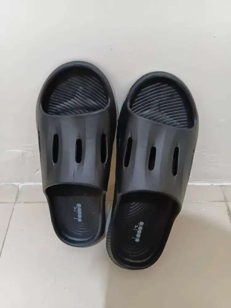 DIJUAL SENDAL DIADORA SIZE 45 ORI BARU