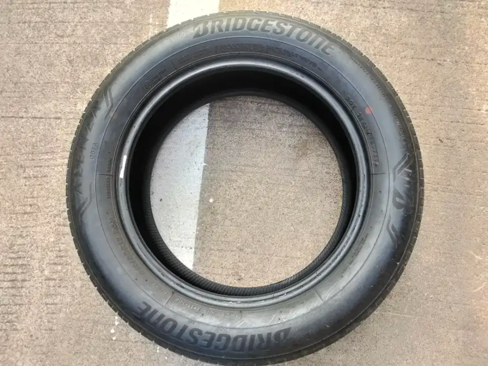 215/60R17 Bridgestone Alenza 001