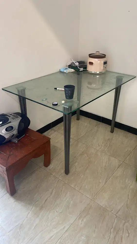 Meja kaca tempered dan alat fitness
