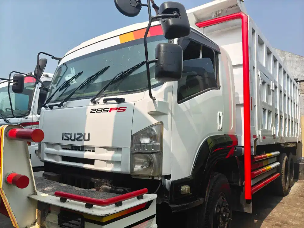 Dump truk izuzu giga 285 PS (6x4)