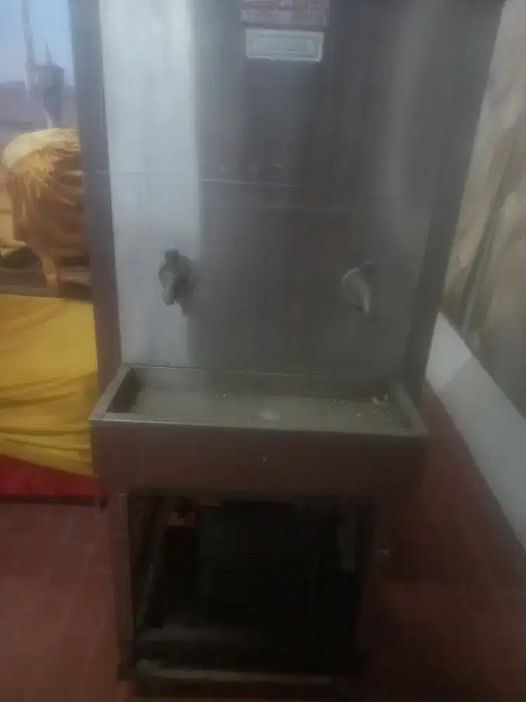 Dispenser frezer kran dingin