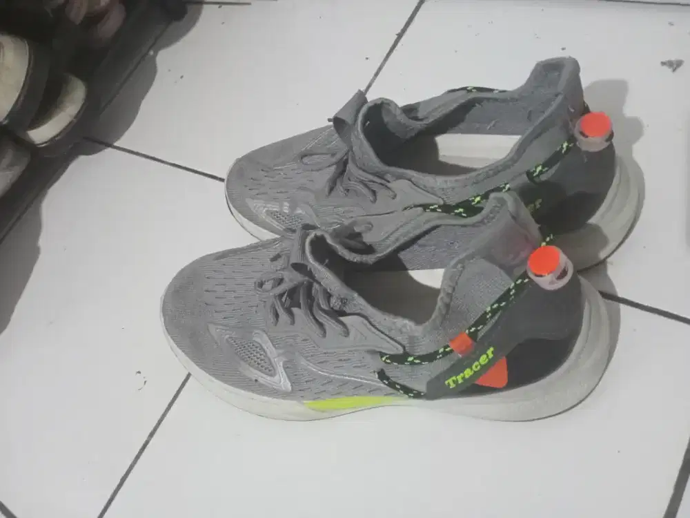 Sepatu Tracer nya