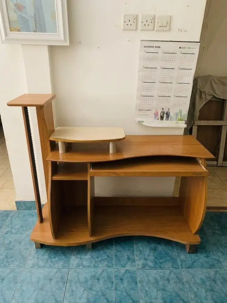 Meja Komputer / Meja Kerja Kayu Minimalis Kokoh - Kondisi Mulus