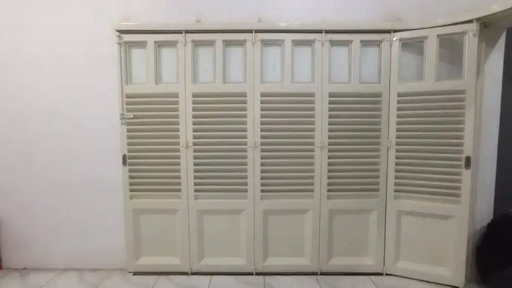 Pintu garasi handerson minimalis
