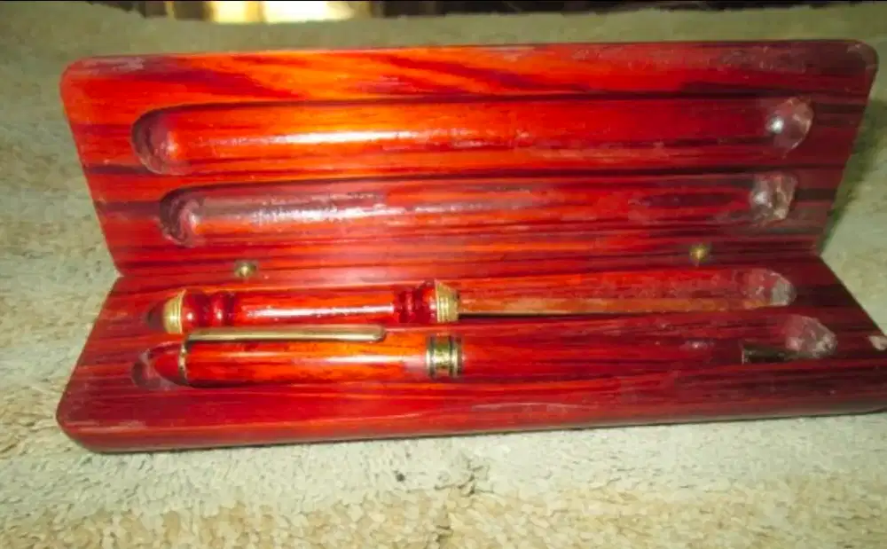 Sepasang Bolpen dan pisau pemotong kertas 1 set