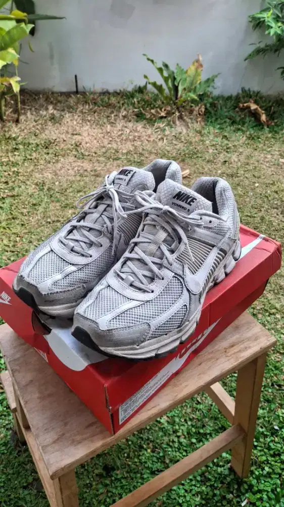 Sepatu Nike Zoom Vomero 5