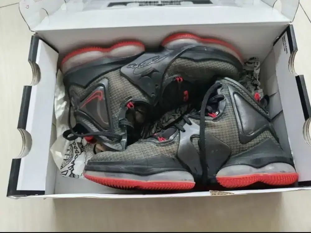 Nike Lebron XIX size 44.5 baru 2x pake