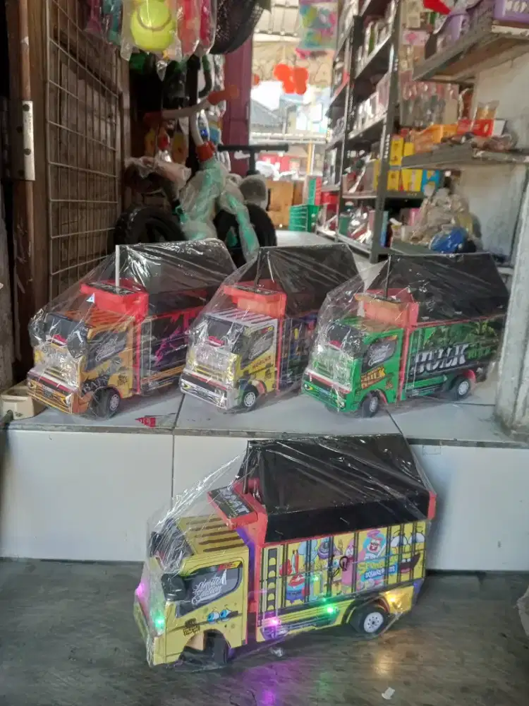 Mainan anak truk kayu oleng kecil