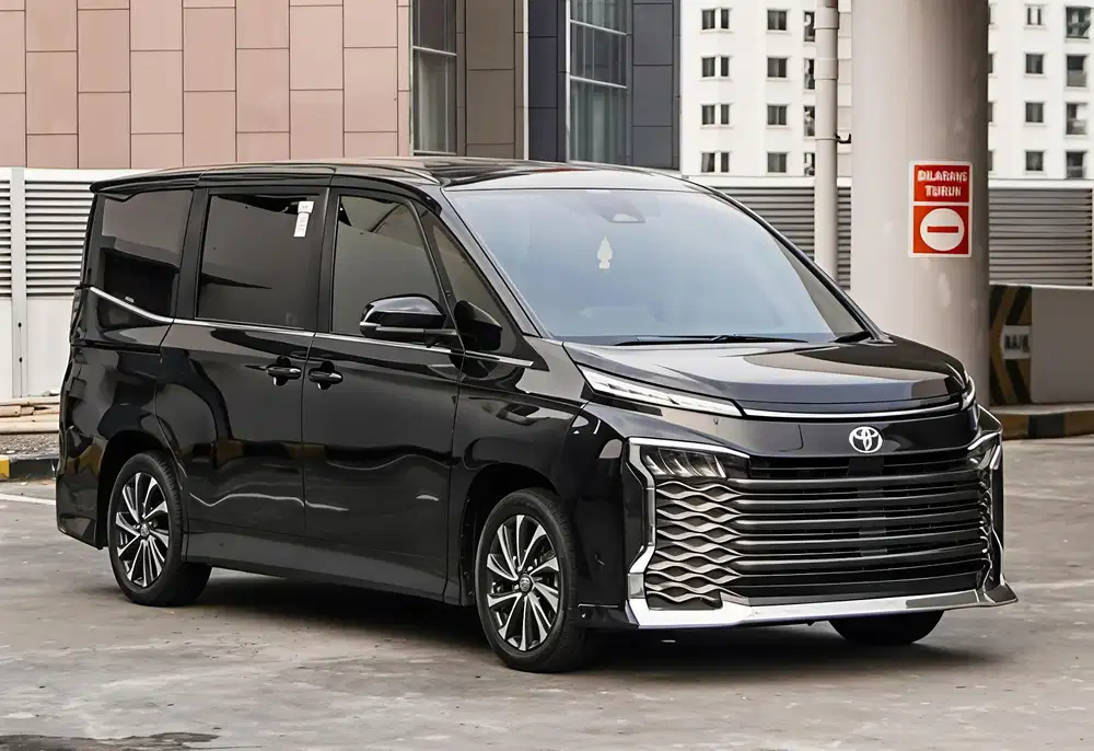 Toyota Voxy 2023 Hitam KM 49rb Like New Siap Pakai Keluarga