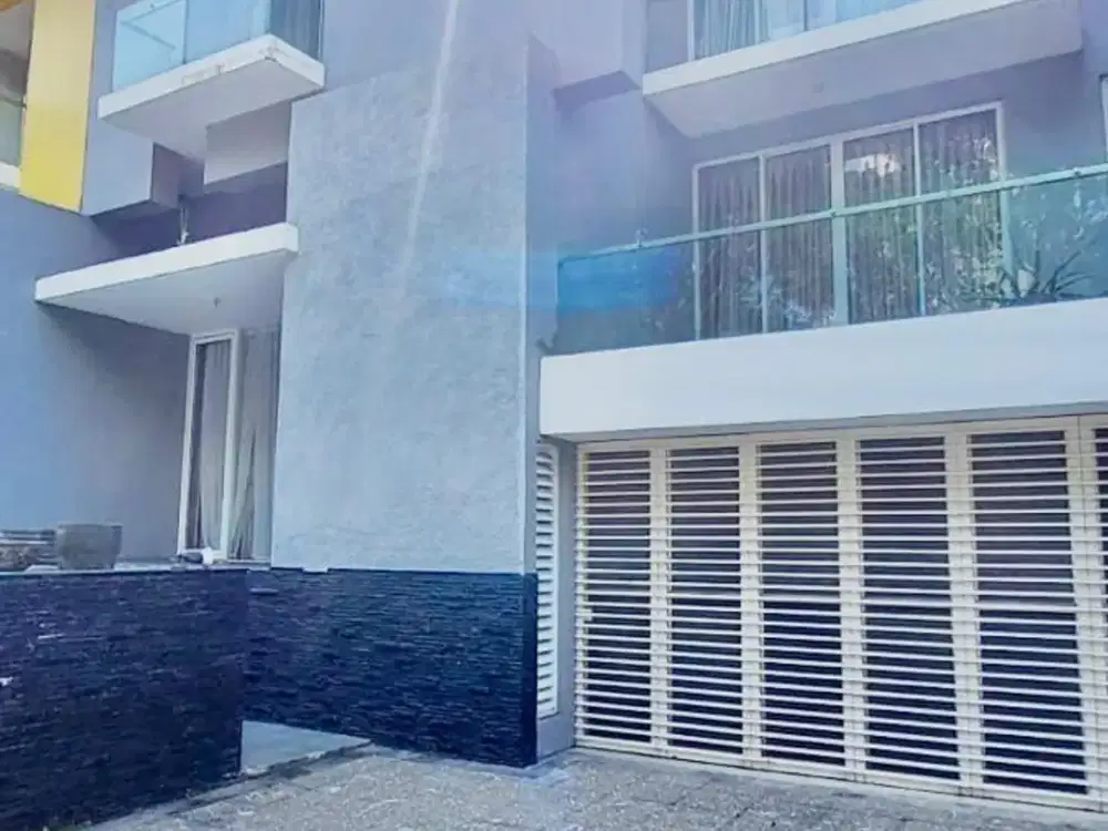 DIJUAL RUMAH BESAR HADAP TIMUR ADA KOLAM RENANG HARGA TERMURAH DI CITRA GARDEN 6