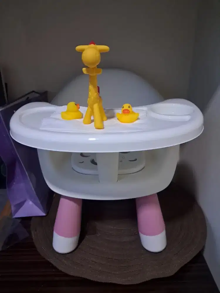 Kursi makan anak bayi