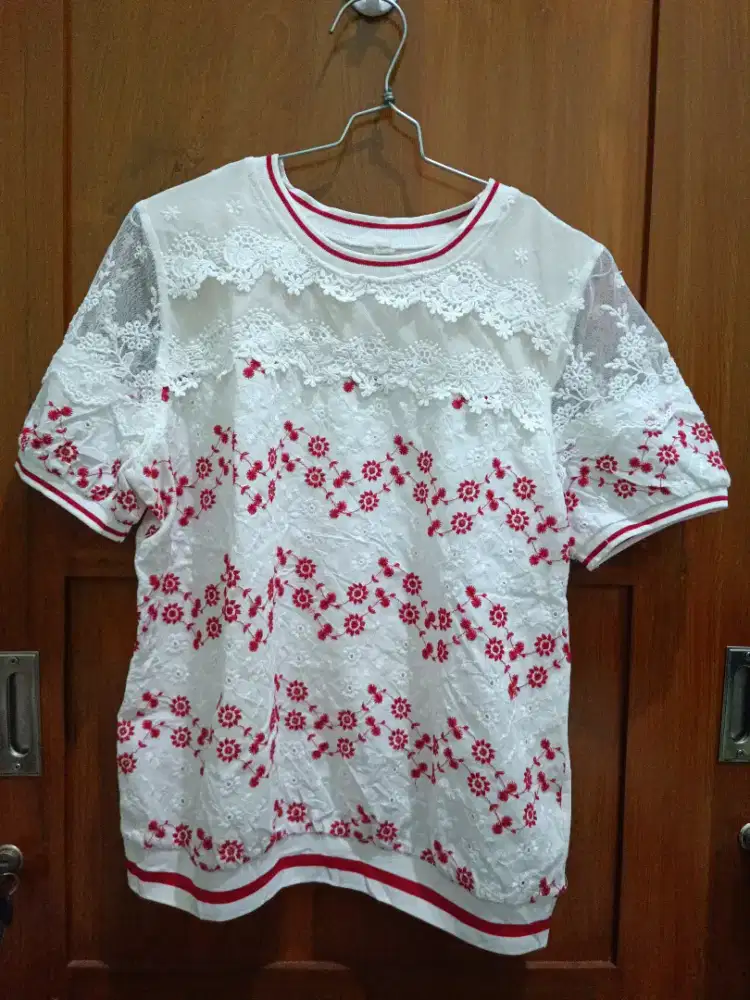 Blouse katbol putih bordir bunga merah