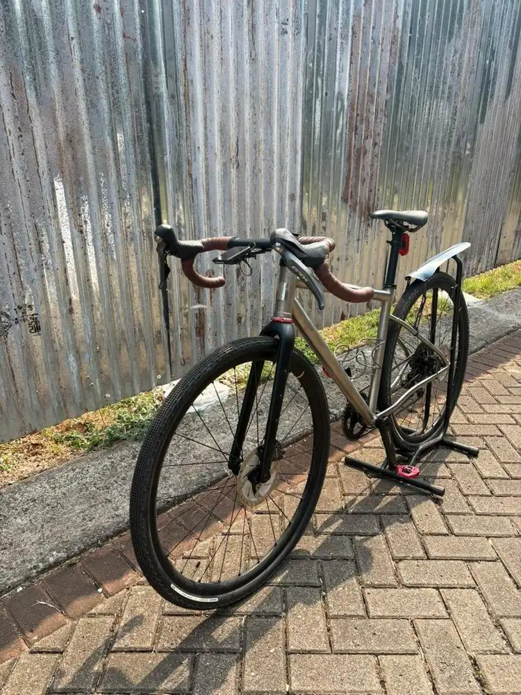 Sepeda Gravel Titanium Banana Bandit Silverback