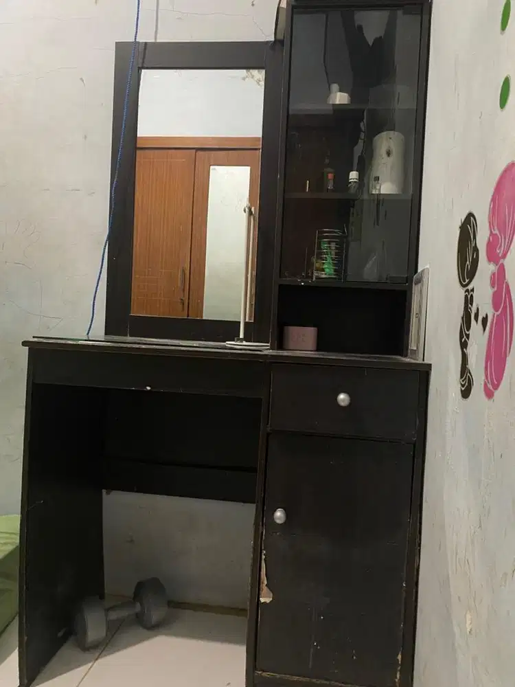 Meja Rias Minimalis Cermin + Lemari Kaca Bekas (Medan Amplas)