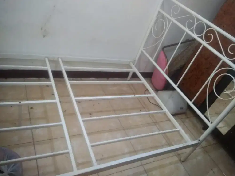 Tempat tidur dipan besi warna putih, besi sangat kokoh, berat dan kuat